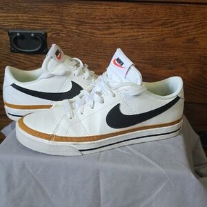 Nike White and Black Women's Shoes